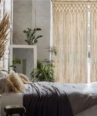 une chambre avec un lit et une plante à l'intérieur