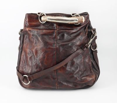 une image d'un sac à main en cuir marron sur fond blanc