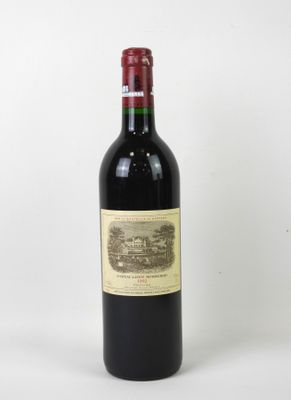 une bouteille de vin posée sur une table