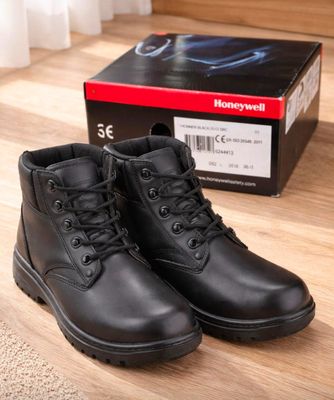 une paire de bottes noires posées sur un parquet