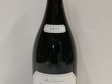une bouteille de vin posée sur une table