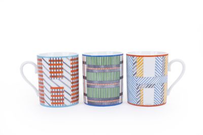 trois tasses à café ornées de motifs différents sur fond blanc