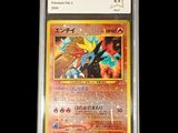 gros plan d'une carte pokemon sur fond noir