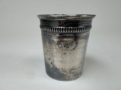 une coupe en argent posée sur une table
