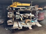 un tas de bois dans un garage, surmonté d'un seau jaune