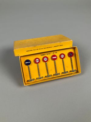 un gros plan sur une boîte jaune sur laquelle figurent quatre panneaux différents
