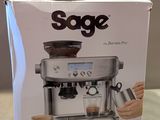 emballage d'une machine à café posée sur une table, avec une tasse de café à côté