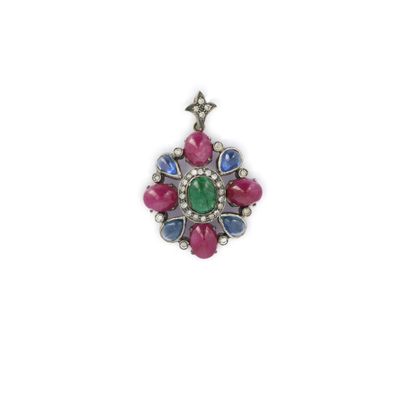 un gros plan d'une broche en forme de fleur sur fond blanc