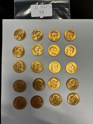 un gros plan sur une feuille de papier sur laquelle se trouvent plusieurs pièces d'or