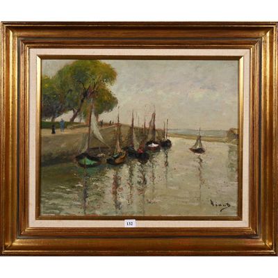 une peinture à l'huile représentant des bateaux sur une rivière, avec des arbres en arrière-plan