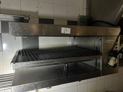 un grand grill en acier inoxydable dans une cuisine professionnelle