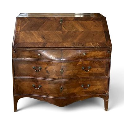 une image d'un bureau en bois avec des tiroirs et des tiroirs dessus