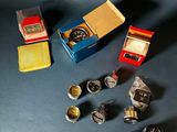 un petit assortiment de montres et de briquets posé sur une table