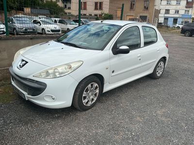 la petite voiture blanche est garée sur le bord de la route