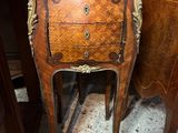 une petite table en bois sur laquelle se trouve un miroir