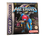 une boîte du jeu Metroid pour Game Boy Advance sur fond blanc