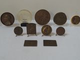 un lot de pièces de monnaie posées sur une table
