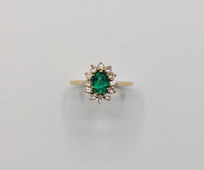 une bague à grappes d'émeraudes et de diamants