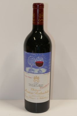 une bouteille de vin posée sur une table