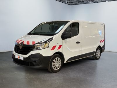 la photo d'une camionnette blanche garée dans un garage