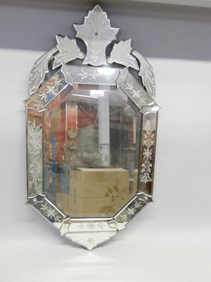 un miroir accroché au mur d'une pièce