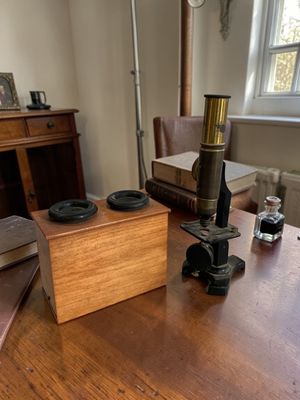 Réunion d'un microscope et d'un passe vue.