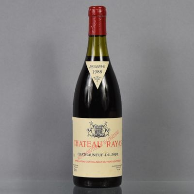 une bouteille de vin posée sur une table