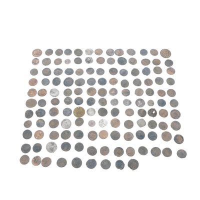 un grand nombre de pièces qui se trouvent sur une surface blanche