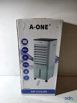 boîte contenant un refroidisseur d'air posé sur une table
