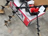 une boîte à outils posée par terre à côté d'une paire de socs