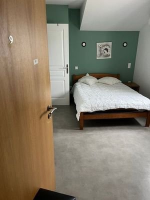 Contenu Chambre 9 (Lit+2 Chevets+Meuble+Ecran Plat)