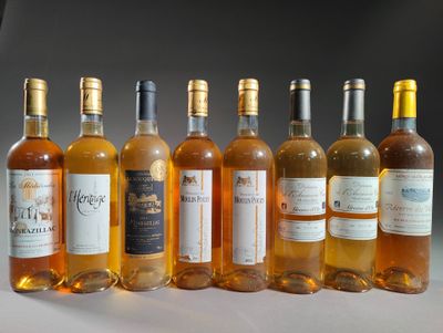 plusieurs bouteilles de vin sont alignées sur une table