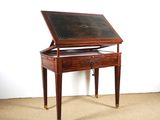 un petit bureau recouvert d'un plateau en cuir