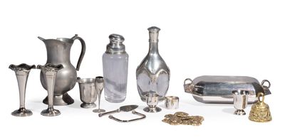 beaucoup d'objets en argent qui se trouvent sur la table