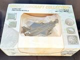 une boîte contenant une maquette d'avion de chasse