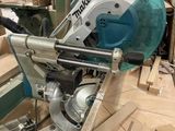 une photo d'une scie circulaire dans un atelier