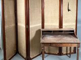 un paravent avec un bureau et une chaise à l'intérieur