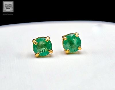 Paire de boutons d'oreilles en or jaune 750°/.(18K) 1g ornée…