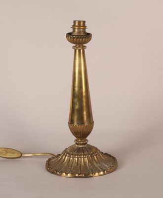 lampe de table en laiton plaqué, avec un abat-jour doré sur fond blanc