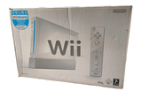 Console de jeux Nintendo Wii dans son emballage, sur fond blanc