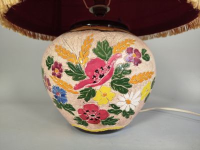 une lampe ornée de fleurs et de feuilles
