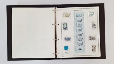 un classeur noir orné de timbres et de tampons