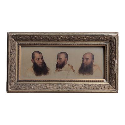 une vieille photo de trois hommes barbus dans un cadre doré