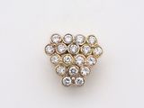 une broche en forme de cœur en or et diamants