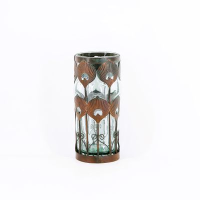 un vase en verre orné de coquillages sur fond blanc