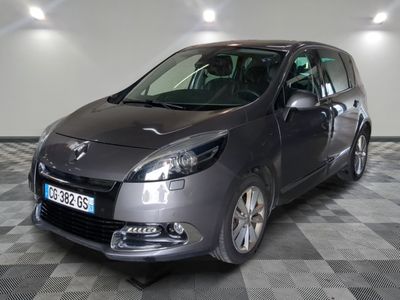 la voiture grise est garée sur un sol en damier dans le garage