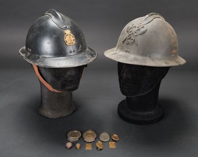 deux casques et des pièces de monnaie sont posés sur la tête d'un mannequin
