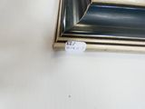 une photo d'un tableau accroché au mur, avec une étiquette de prix