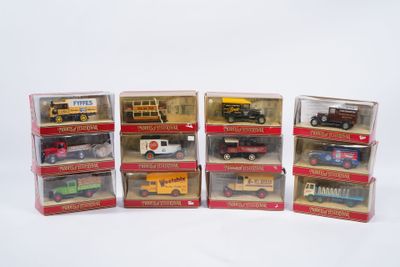 six modèles différents de camions miniatures dans la boîte