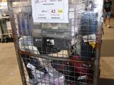 un chariot rempli de bagages, sur lequel est posé un panneau